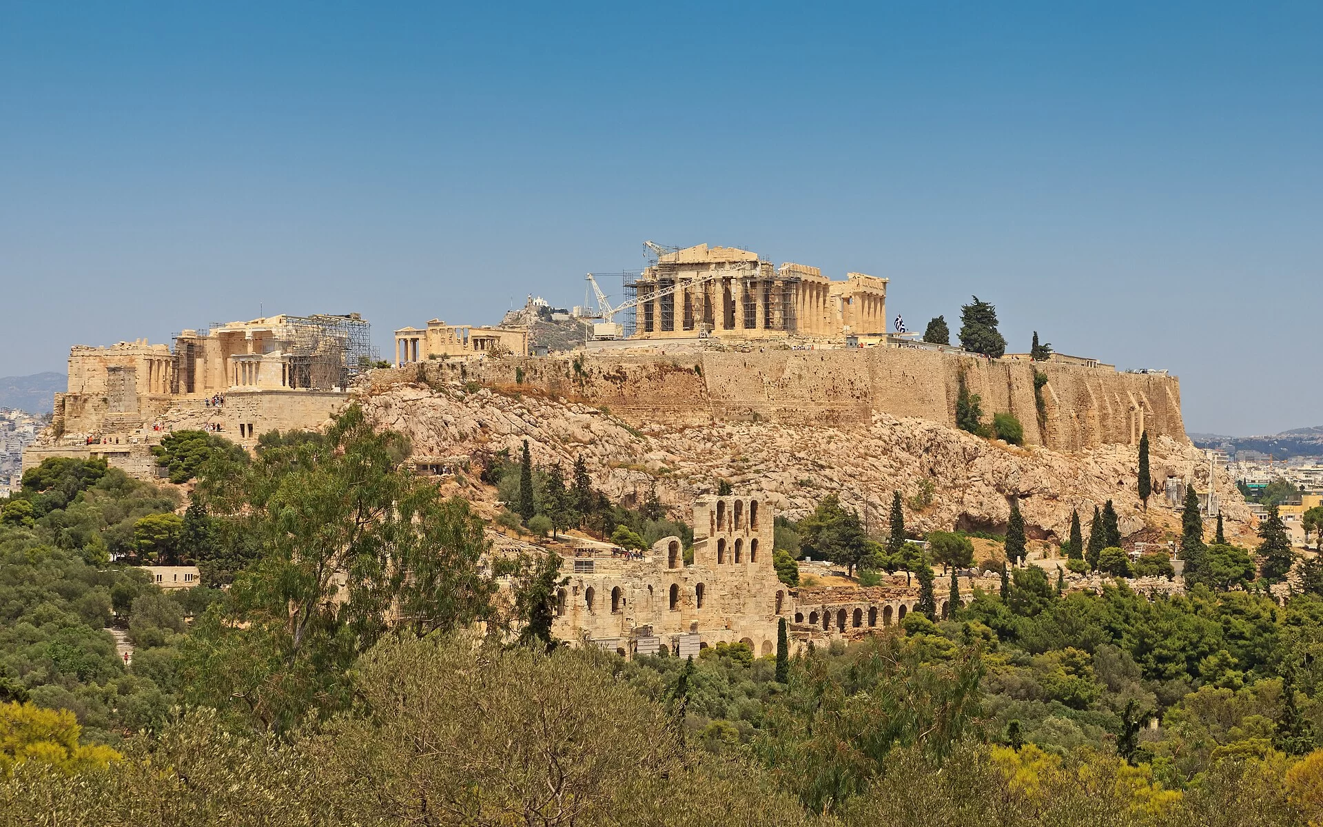 L'Acropole d'Athènes dominant la ville sous un ciel clair