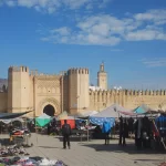 Les remparts et la porte monumentale de Fès sous un ciel bleu