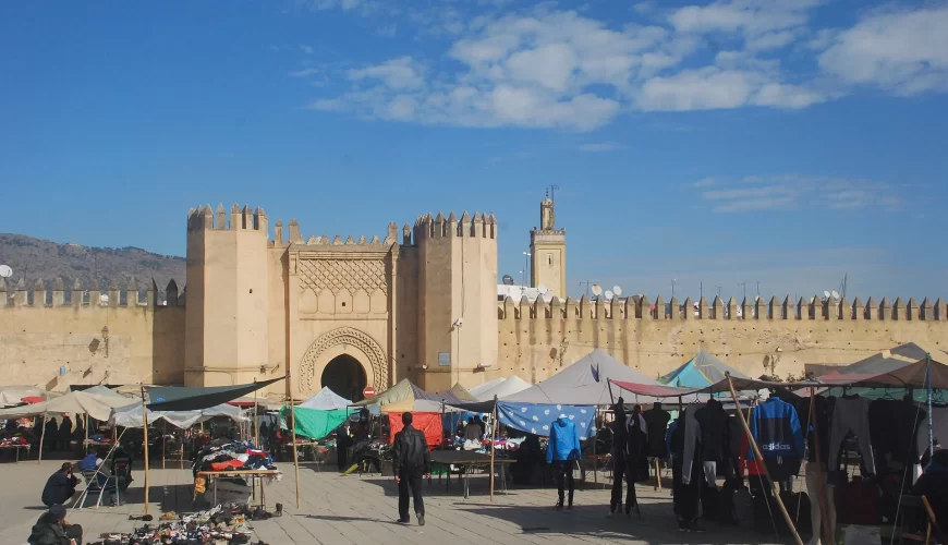 Les remparts et la porte monumentale de Fès sous un ciel bleu