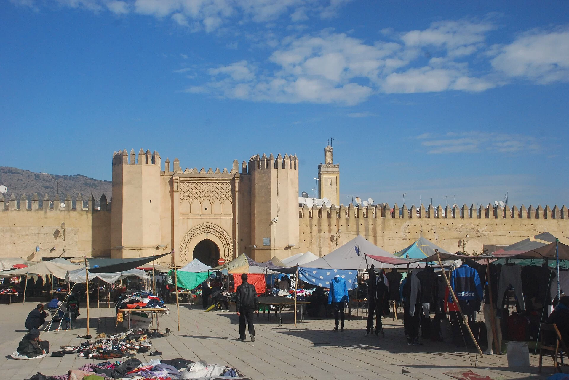 Les remparts et la porte monumentale de Fès sous un ciel bleu