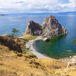Le rocher du Chamane sur l'île d'Olkhon, au bord du lac Baïkal, en Russie