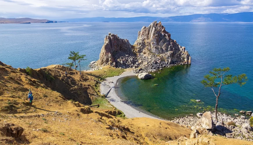 Le rocher du Chamane sur l'île d'Olkhon, au bord du lac Baïkal, en Russie