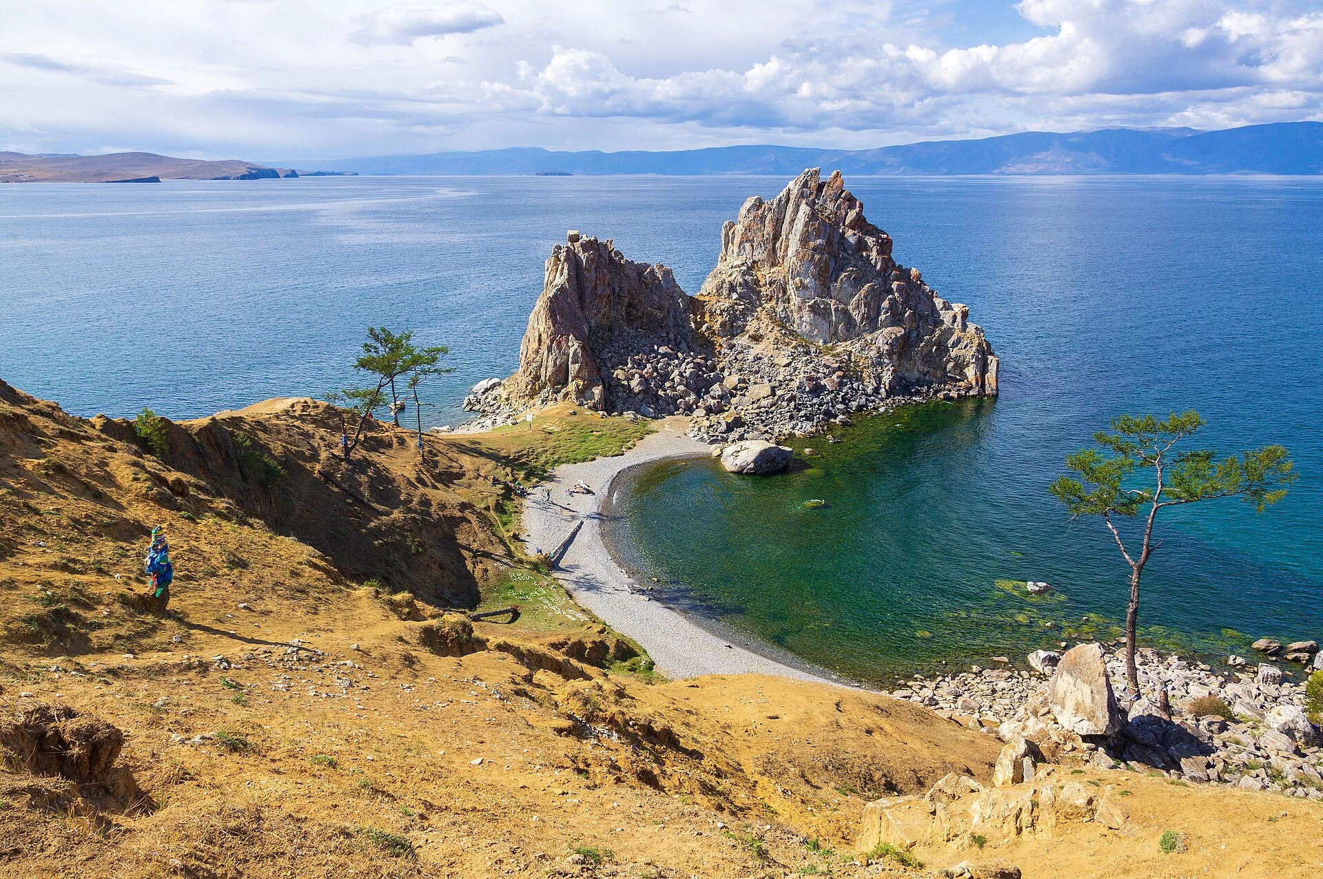 Le rocher du Chamane sur l'île d'Olkhon, au bord du lac Baïkal, en Russie
