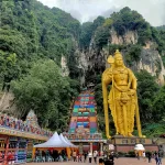 La statue dorée de Murugan devant les grottes de Batu, en Malaisie