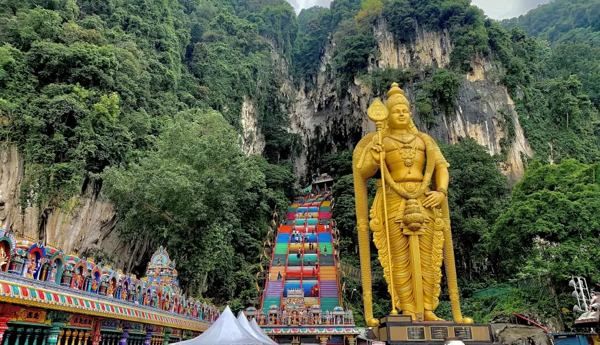 La statue dorée de Murugan devant les grottes de Batu, en Malaisie