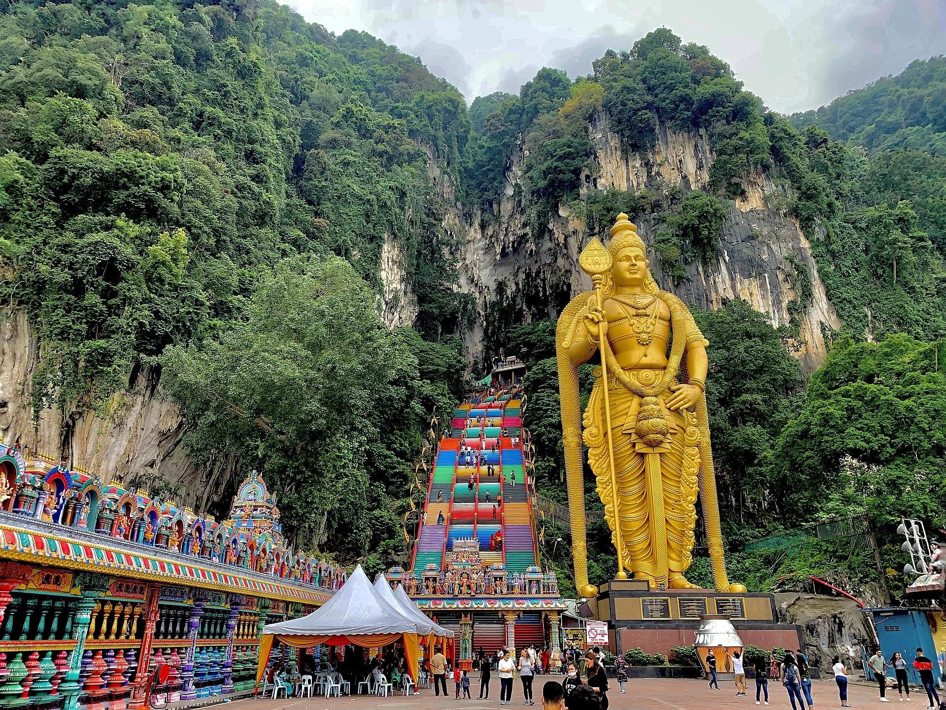 La statue dorée de Murugan devant les grottes de Batu, en Malaisie