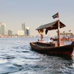 Une abra traditionnelle sur la crique de Dubaï face aux immeubles