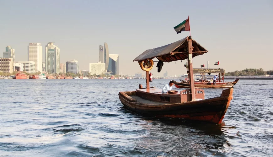 Une abra traditionnelle sur la crique de Dubaï face aux immeubles