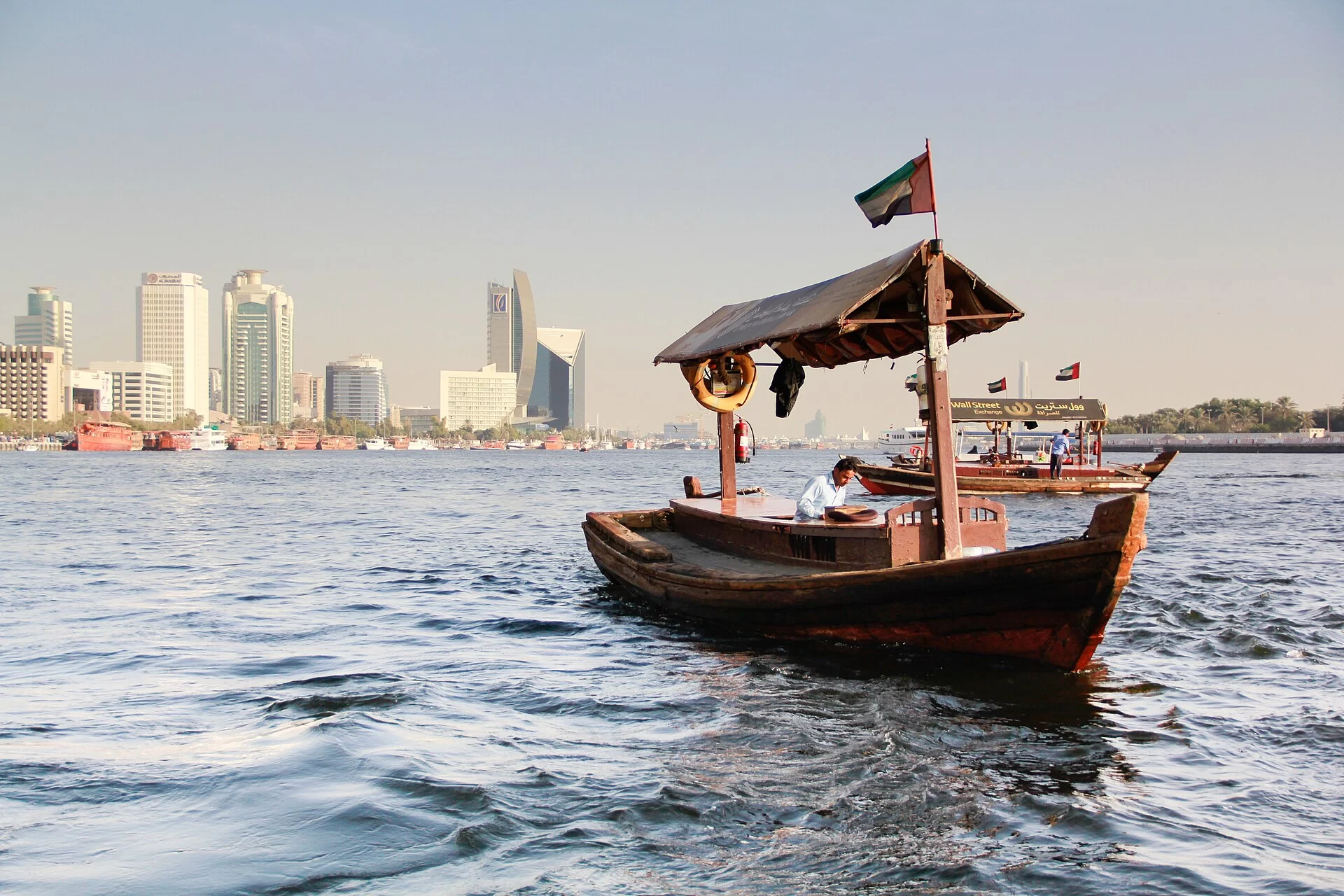 Une abra traditionnelle sur la crique de Dubaï face aux immeubles