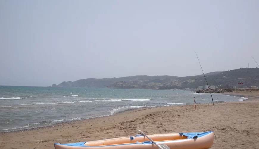 La plage de sable et la côte méditerranéenne près de Saïdia