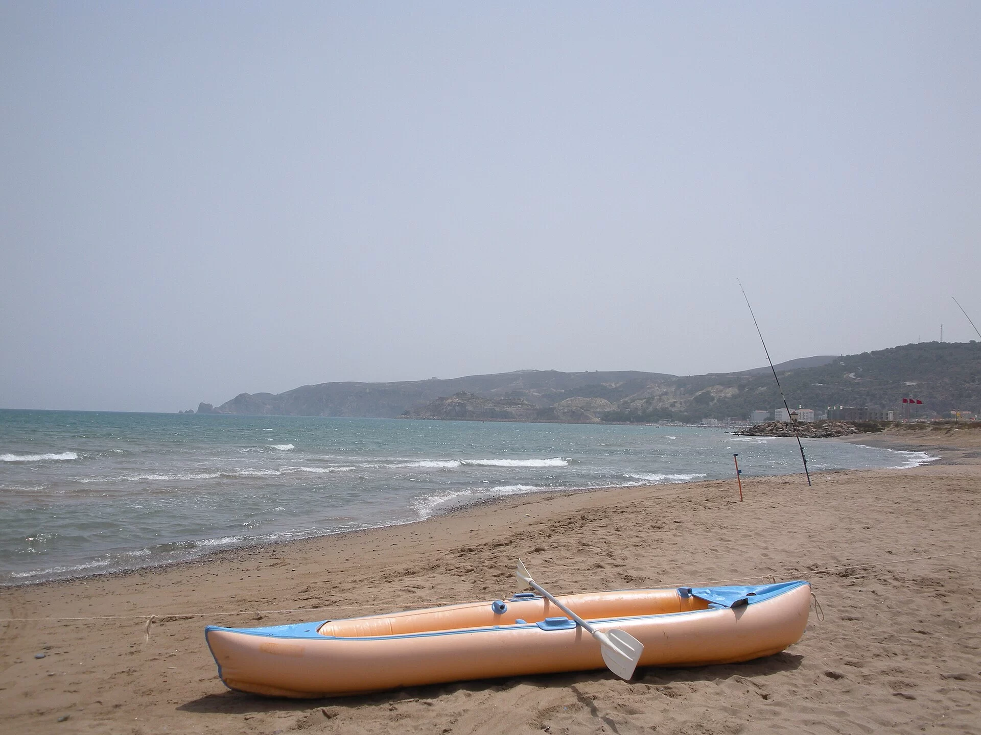 La plage de sable et la côte méditerranéenne près de Saïdia