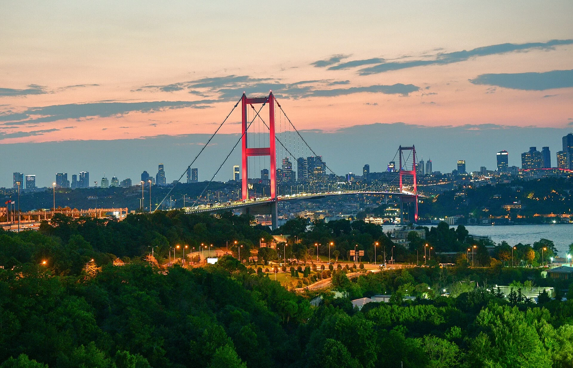 Le pont du Bosphore au crépuscule, entre Europe et Asie