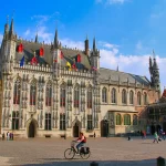 L'hôtel de ville gothique de Bruges sur la place du Bourg