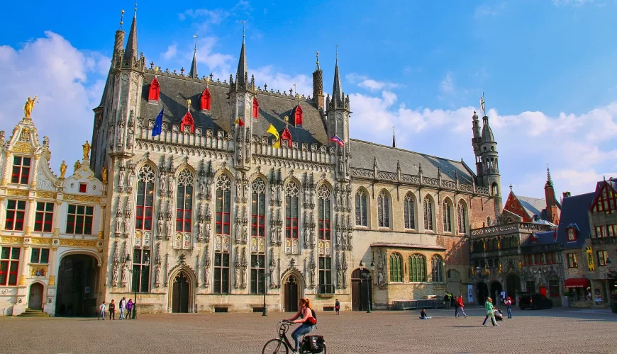 L'hôtel de ville gothique de Bruges sur la place du Bourg
