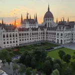 Le Parlement hongrois et ses jardins à la lumière dorée du soir à Budapest