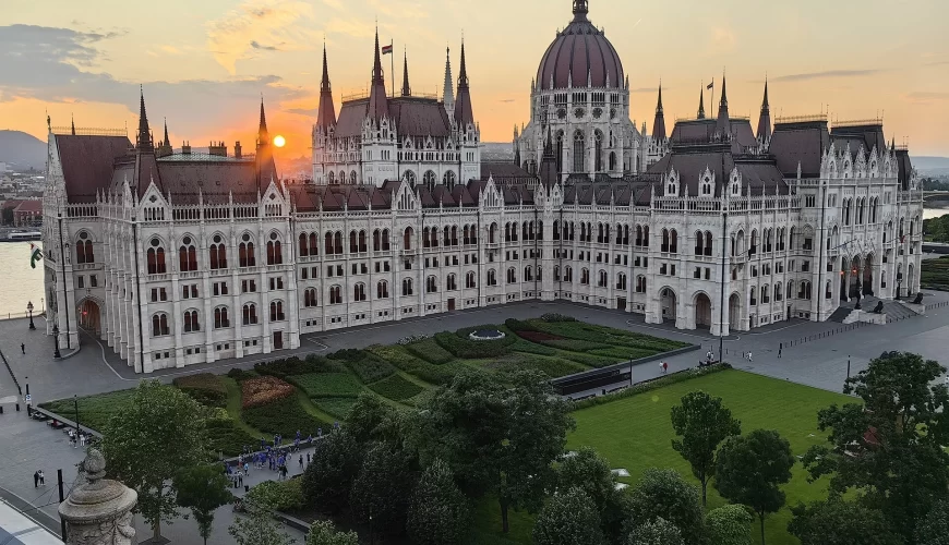 Le Parlement hongrois et ses jardins à la lumière dorée du soir à Budapest