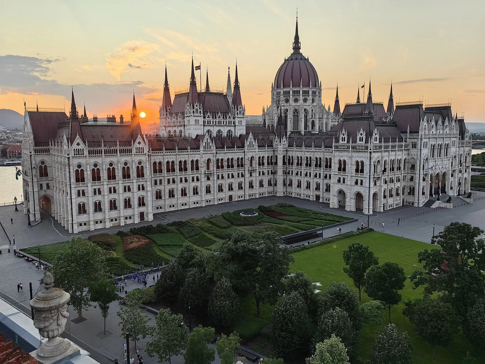 Le Parlement hongrois et ses jardins à la lumière dorée du soir à Budapest