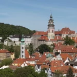 Le château et la tour de Český Krumlov dominant les toits rouges en République tchèque