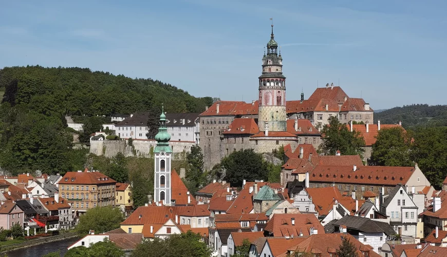 Le château et la tour de Český Krumlov dominant les toits rouges en République tchèque
