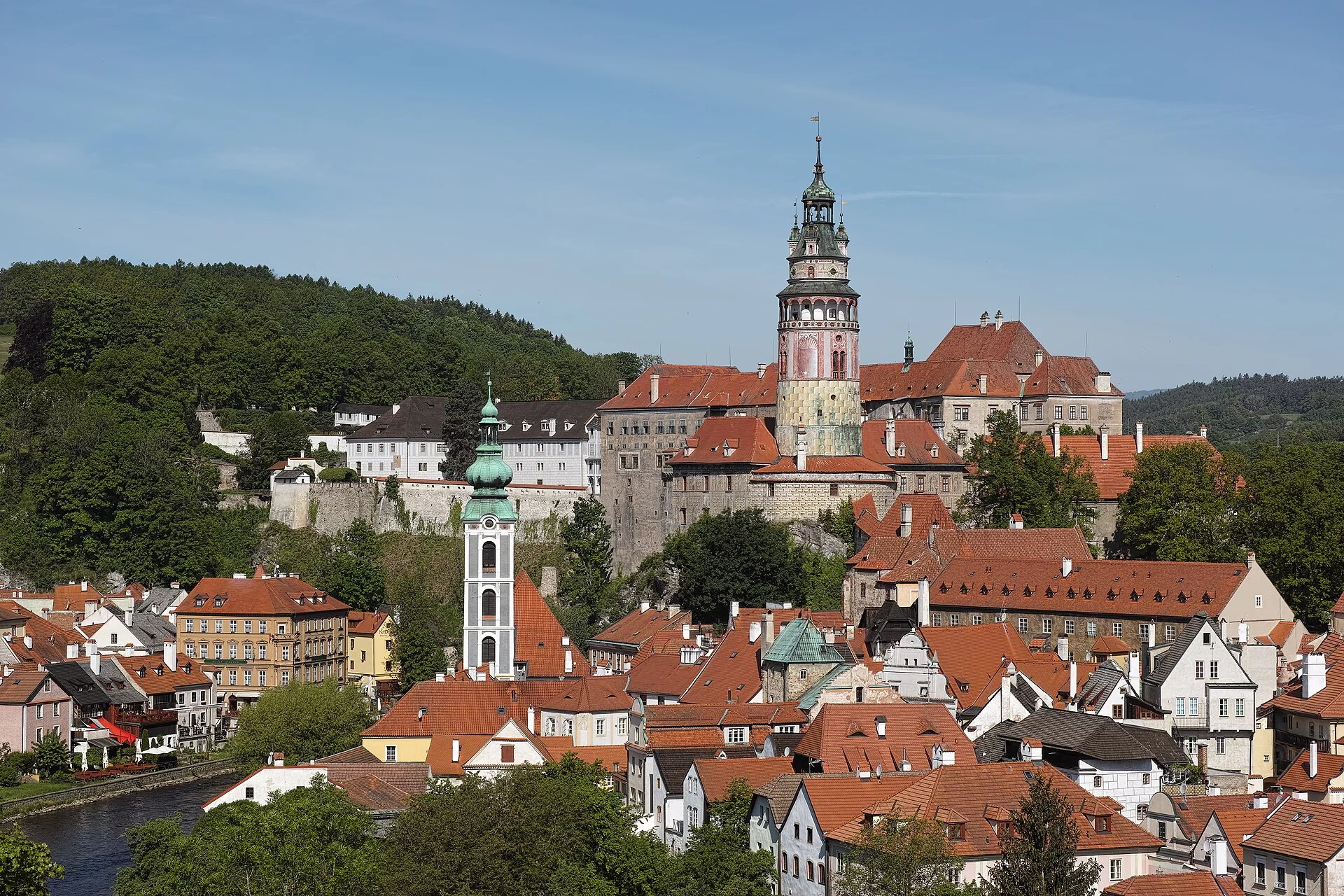 Le château et la tour de Český Krumlov dominant les toits rouges en République tchèque