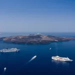 Des navires de croisière dans la caldeira de Santorin face au volcan