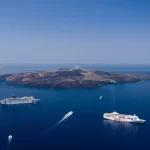 Des navires de croisière dans la caldeira de Santorin face au volcan