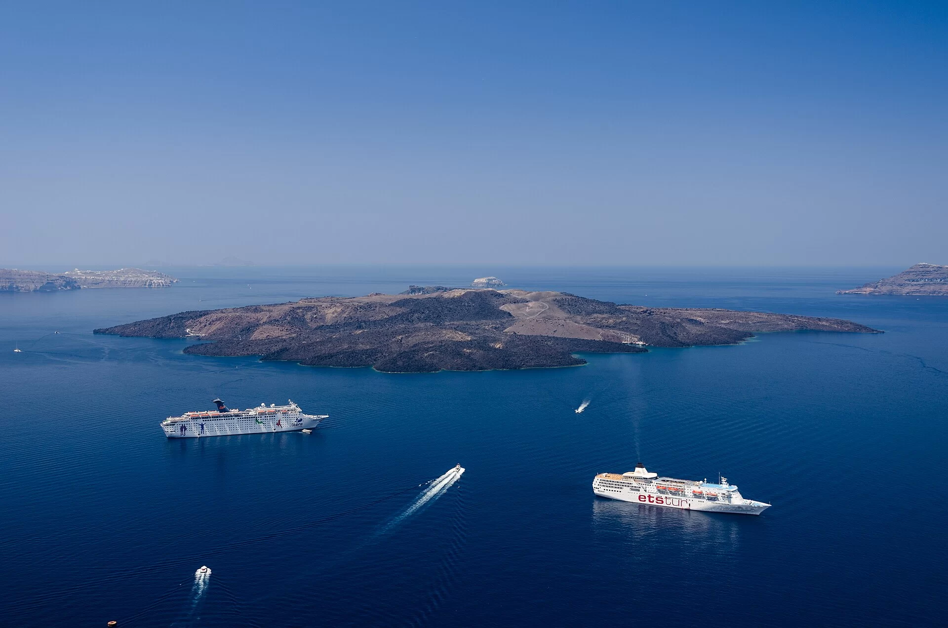 Des navires de croisière dans la caldeira de Santorin face au volcan