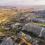 Vue aérienne sur les vallées et les cheminées de fée de Cappadoce