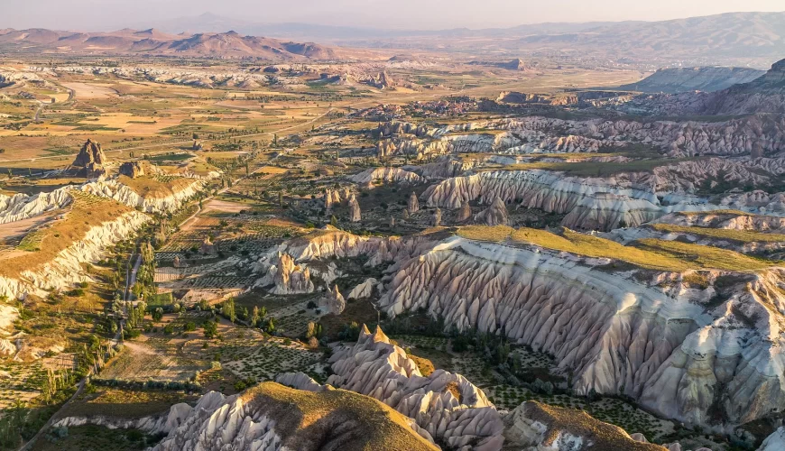 Vue aérienne sur les vallées et les cheminées de fée de Cappadoce