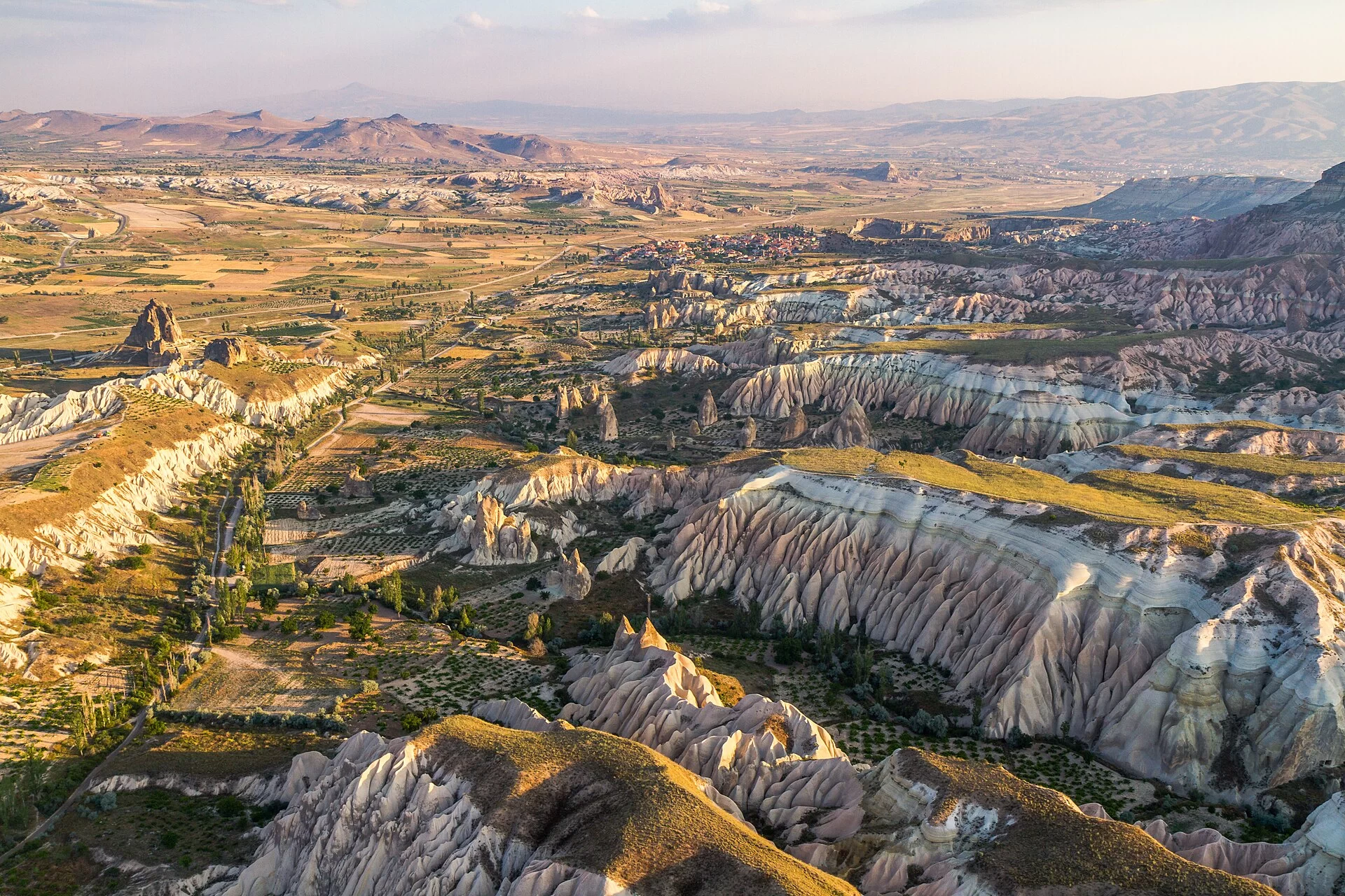 Vue aérienne sur les vallées et les cheminées de fée de Cappadoce