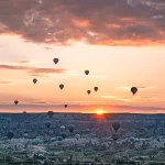 Montgolfières au lever du soleil au-dessus de la Cappadoce