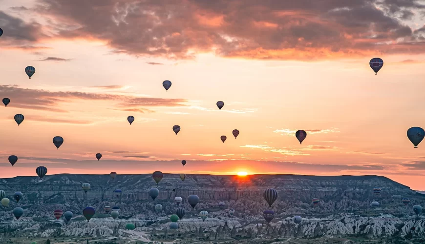 Montgolfières au lever du soleil au-dessus de la Cappadoce