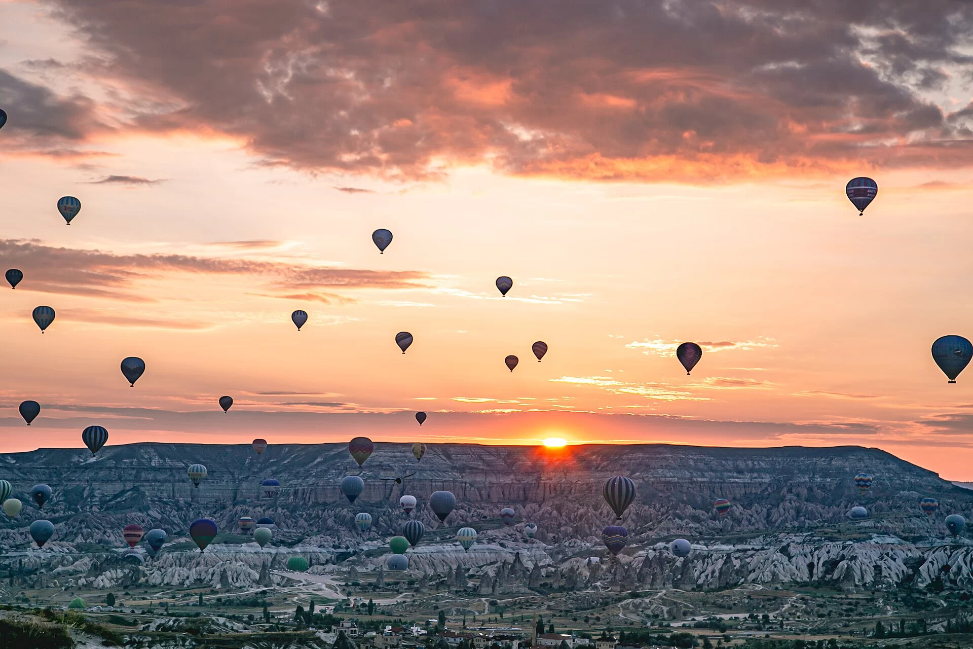 Montgolfières au lever du soleil au-dessus de la Cappadoce