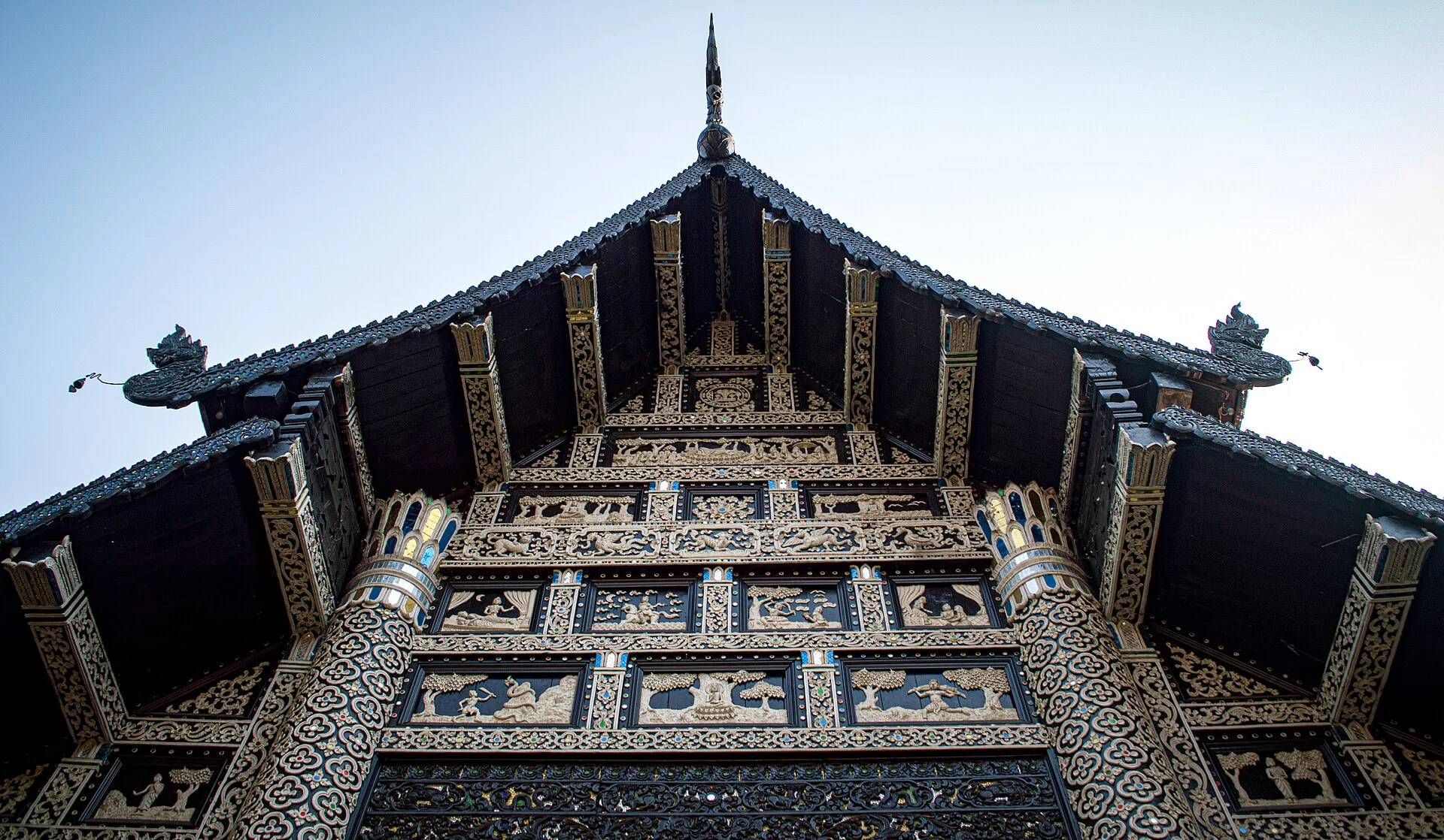 Le toit d’un temple de Chiang Mai