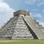 La pyramide de Kukulcán à Chichén Itzá sous un ciel nuageux, au Mexique