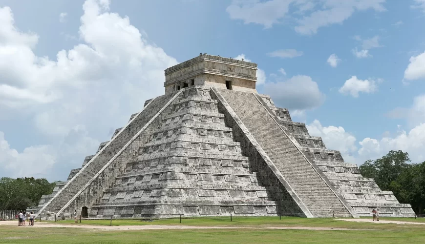 La pyramide de Kukulcán à Chichén Itzá sous un ciel nuageux, au Mexique