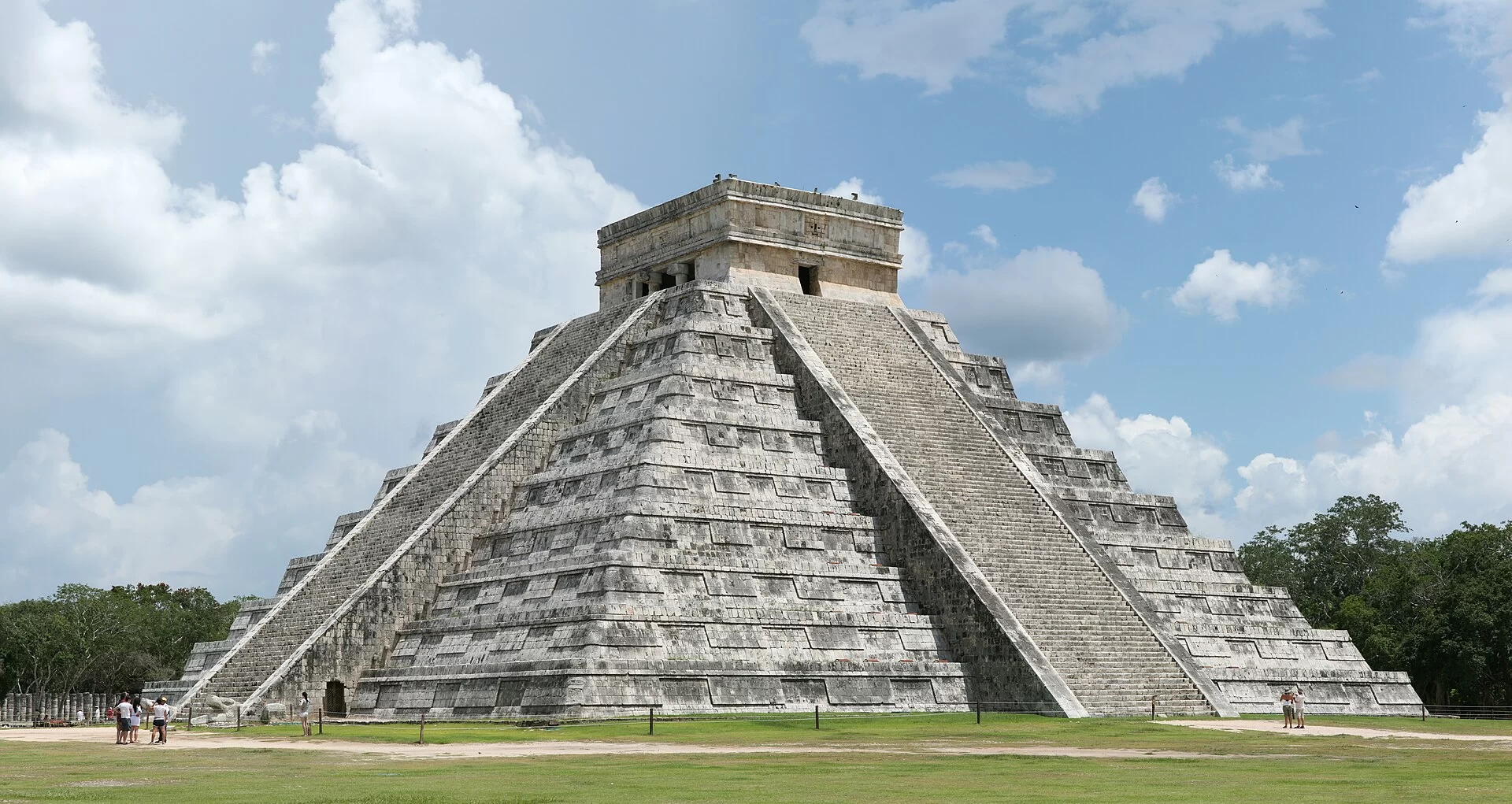 La pyramide de Kukulcán à Chichén Itzá sous un ciel nuageux, au Mexique
