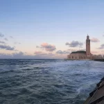 La mosquée Hassan II sur l'océan Atlantique au coucher du soleil à Casablanca
