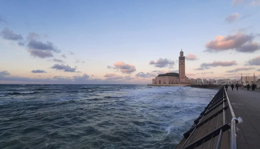 La mosquée Hassan II sur l'océan Atlantique au coucher du soleil à Casablanca