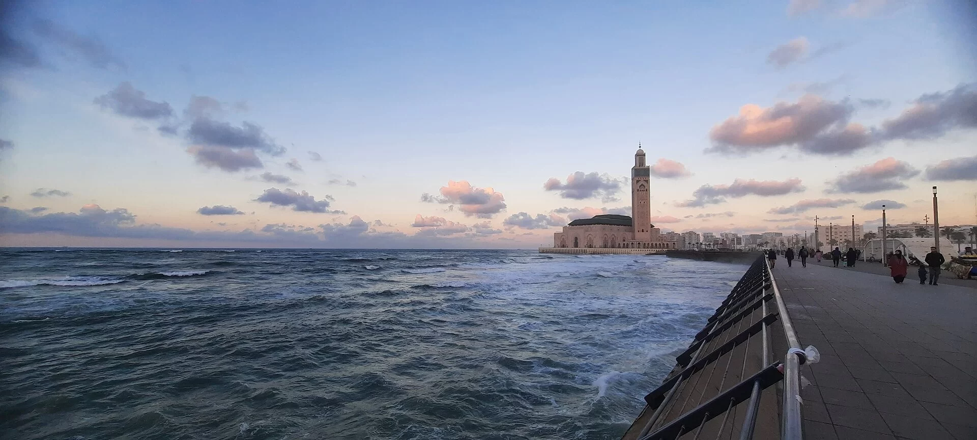 La mosquée Hassan II sur l'océan Atlantique au coucher du soleil à Casablanca