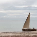 Un boutre à voile sur la mer calme de Zanzibar