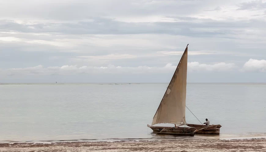 Un boutre à voile sur la mer calme de Zanzibar