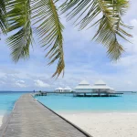 Un ponton menant à des bungalows sur l'eau aux Maldives