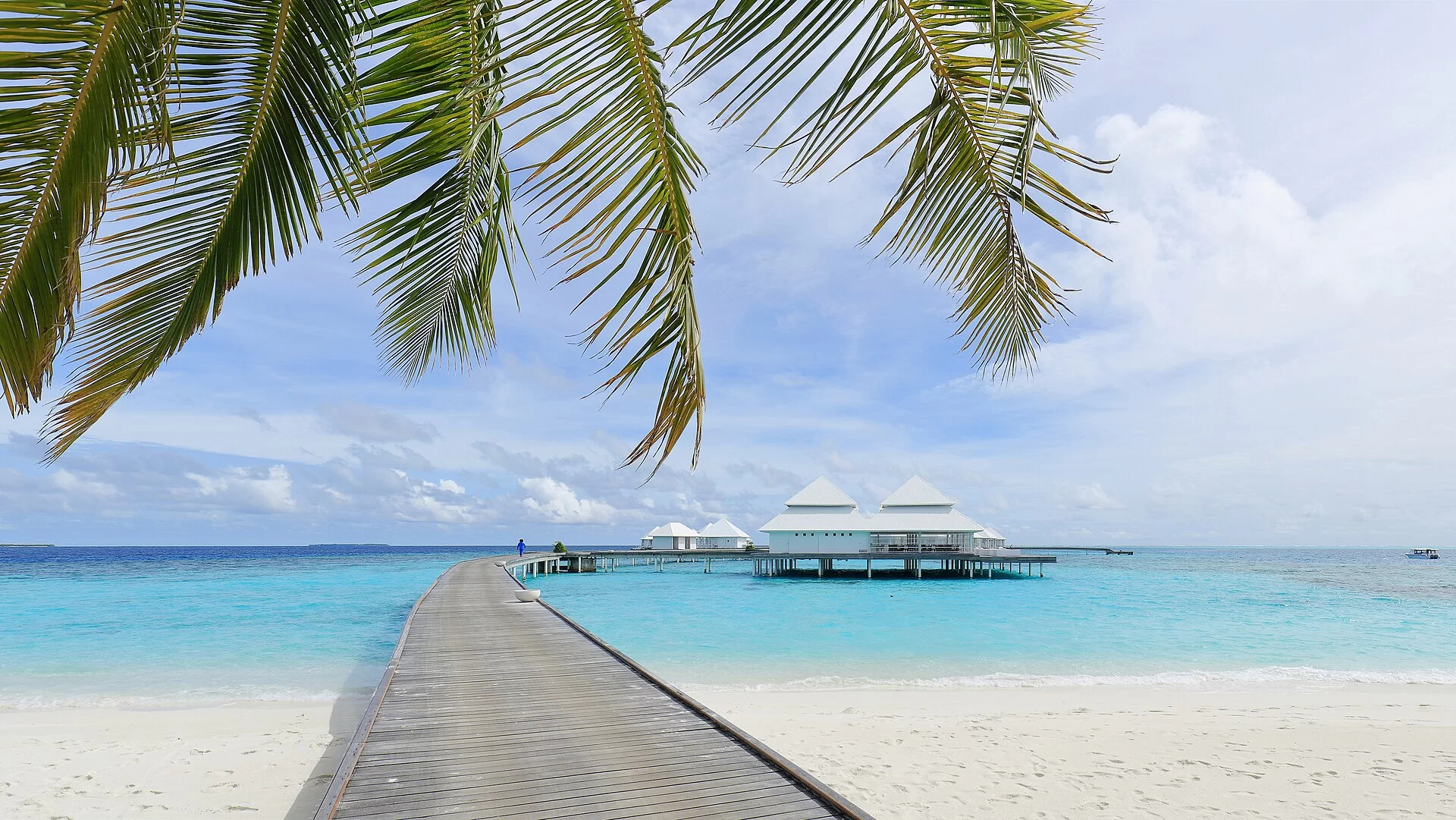Un ponton menant à des bungalows sur l'eau aux Maldives