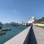 La skyline de Doha et le Musée d'art islamique depuis la corniche, au Qatar