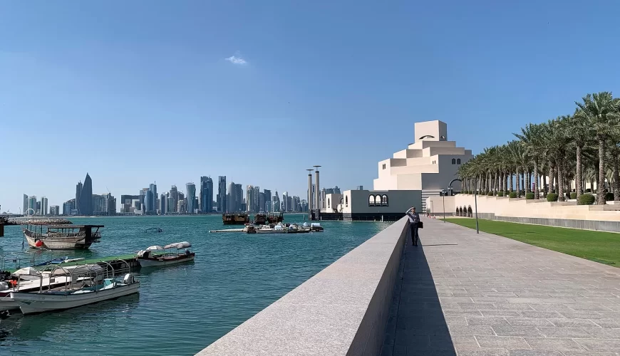 La skyline de Doha et le Musée d'art islamique depuis la corniche, au Qatar