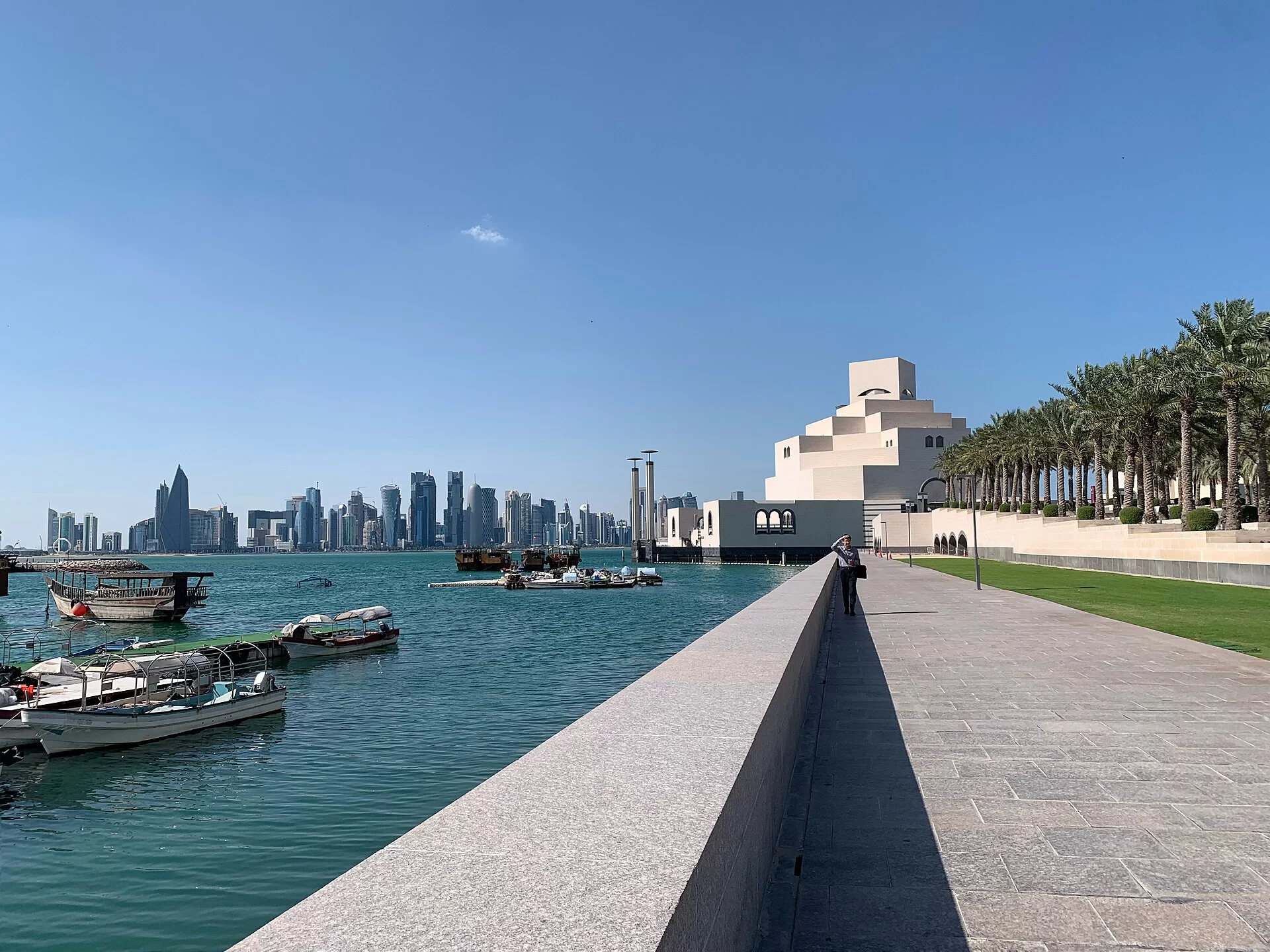 La skyline de Doha et le Musée d'art islamique depuis la corniche, au Qatar