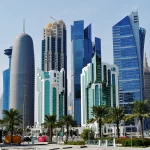 Les tours de verre du quartier de West Bay à Doha sous un ciel bleu