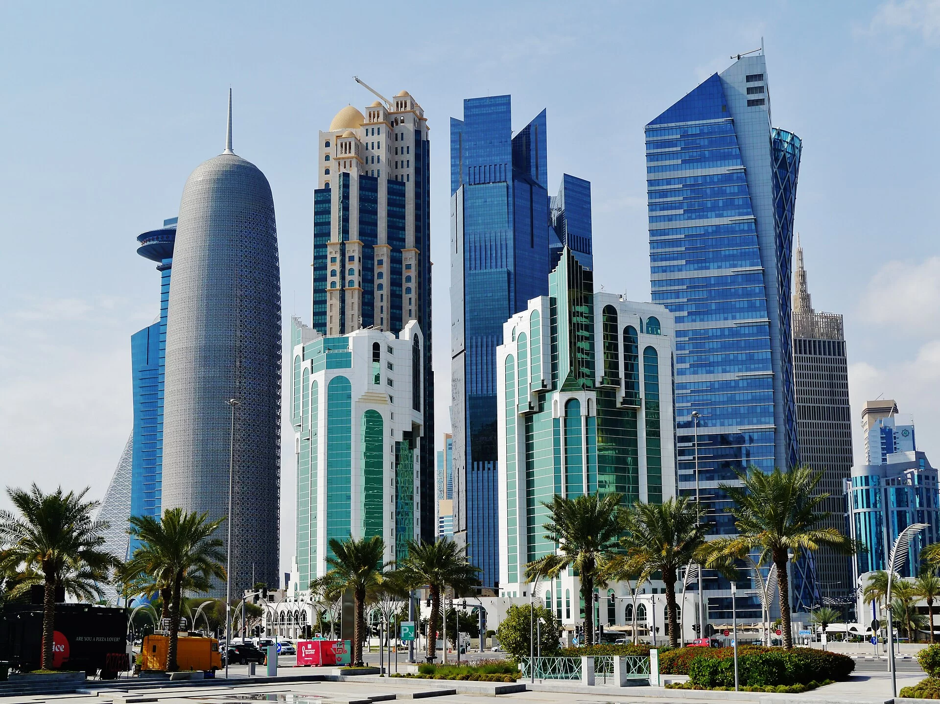 Les tours de verre du quartier de West Bay à Doha sous un ciel bleu