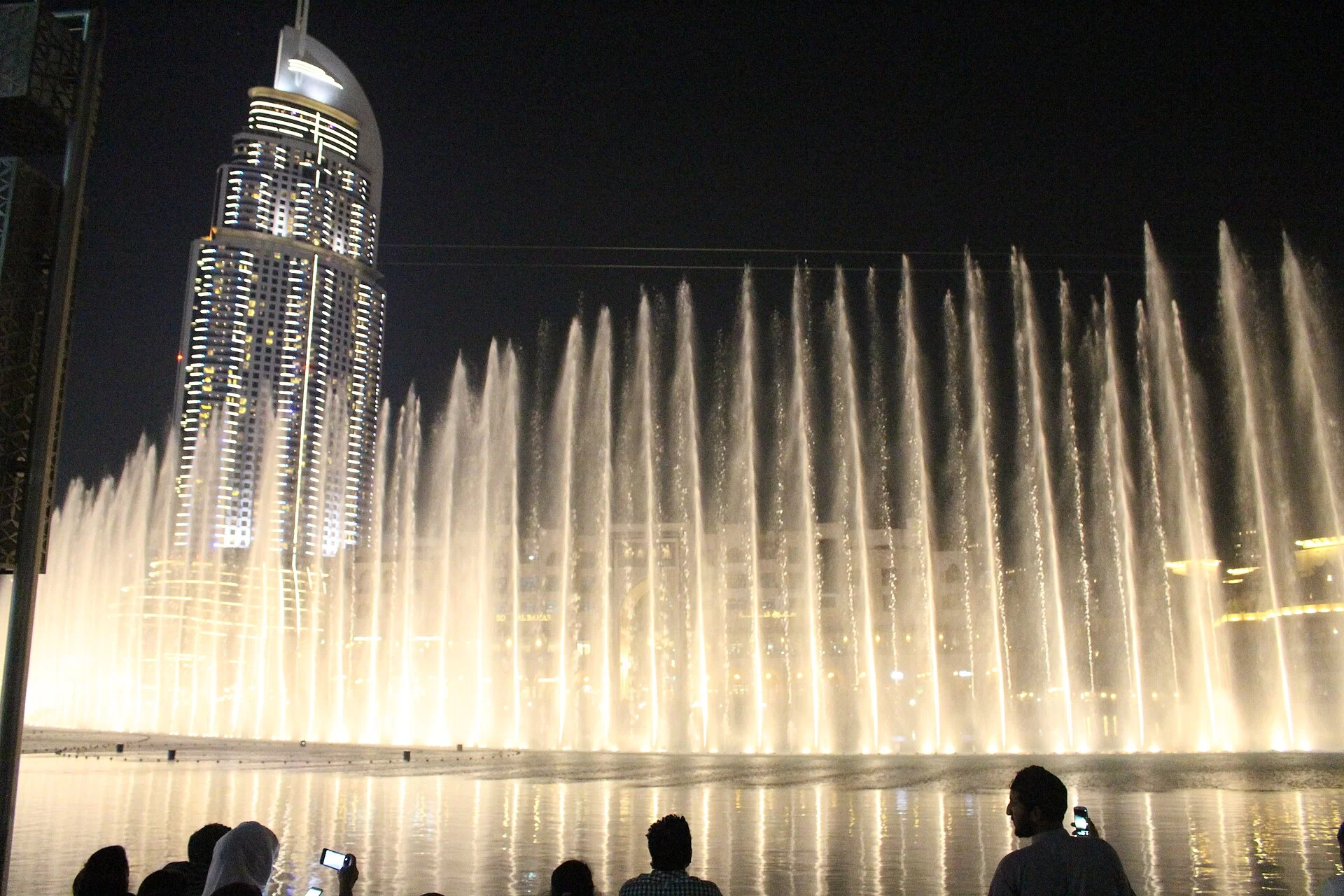 Les fontaines de Dubaï devant le Dubai Mall, de nuit